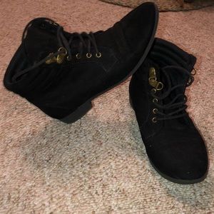 BLACK LACE UP BOOTIES